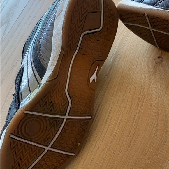 Boys youth size 2.5 DIADORA soccer shoes - Picture 3 of 6